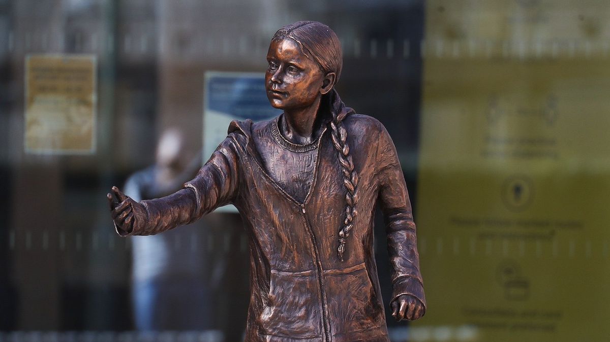 Význačná univerzita odhalila sochu Grety. Studenti ji zkritizovali